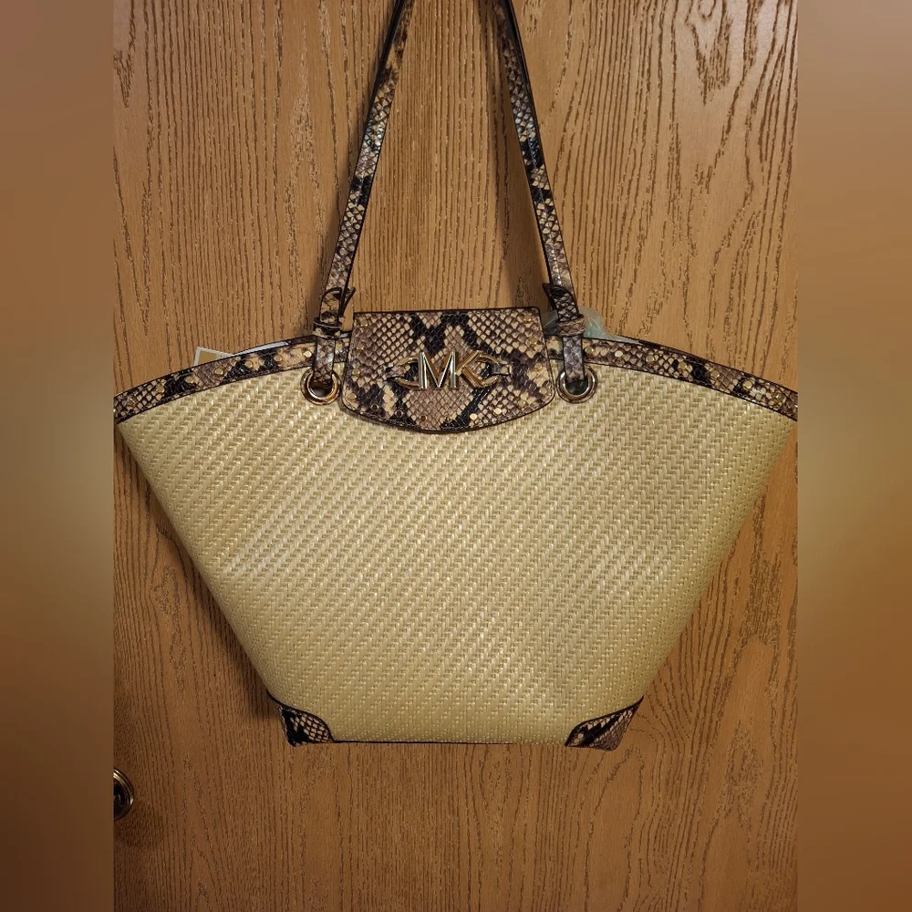Michael Kors Izzy Meduim Fan Straw Tote - Picture 2 of 16